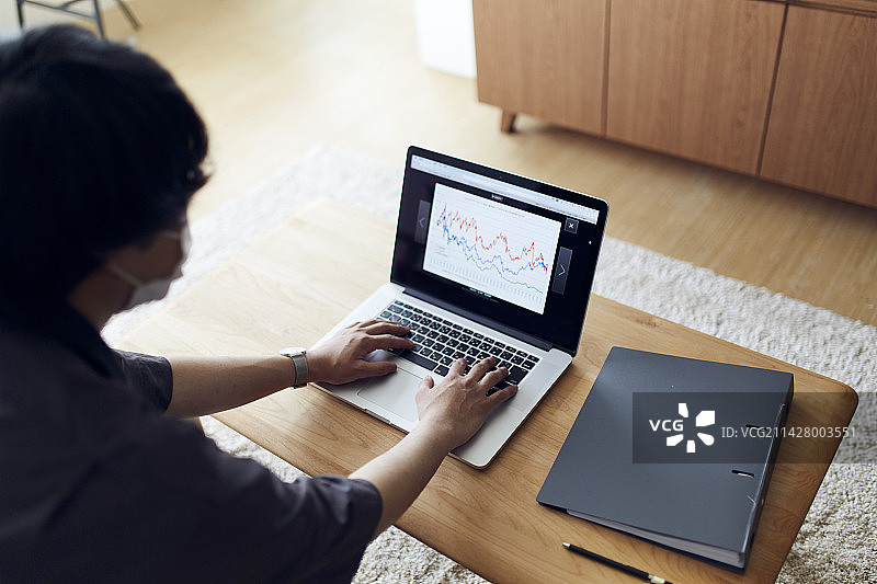 用电脑查看股票图表图片素材