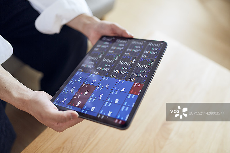 用平板电脑检查股票导航系统的手图片素材