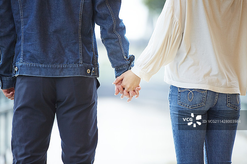 牵手的情侣图片素材