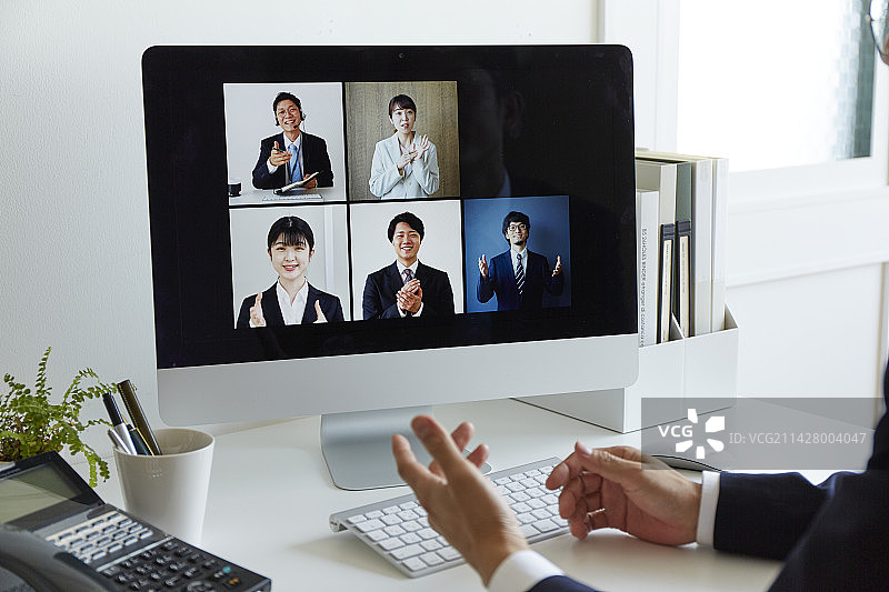 男人在远程会议中使用电脑图片素材
