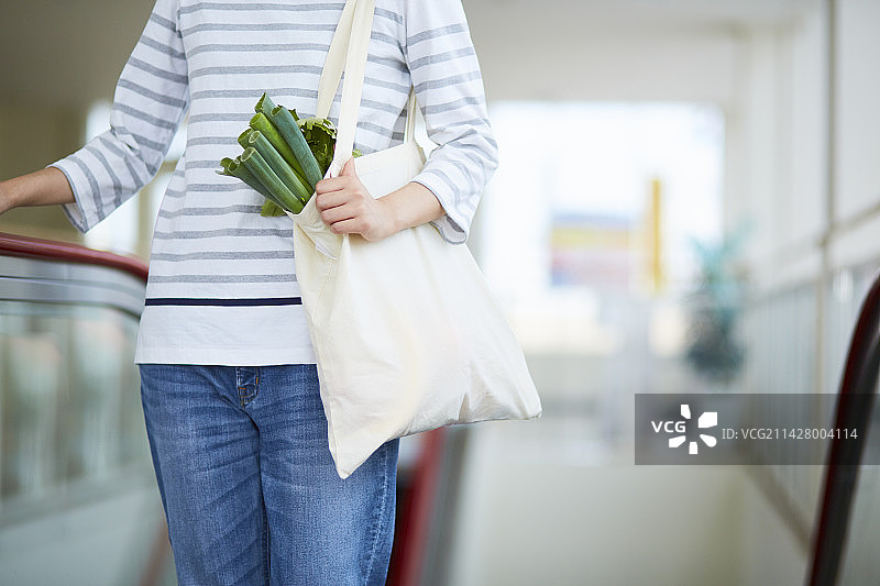 妇女用环保袋携带食物图片素材