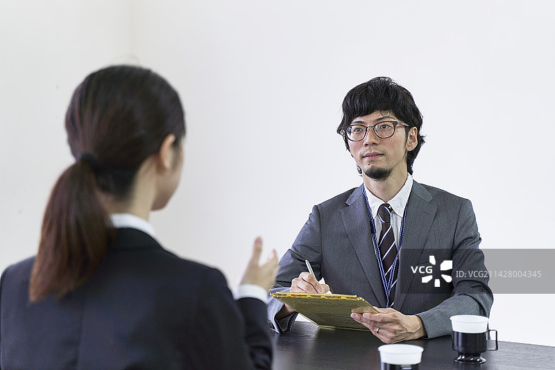 男求职者面试女求职者图片素材