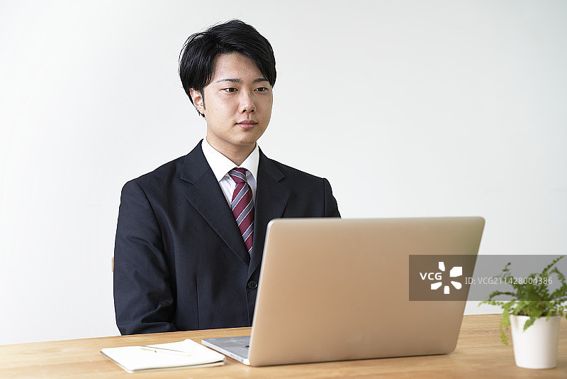 男求职者在电脑上进行在线面试图片素材