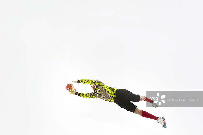 守门员跳出抓住球图片素材