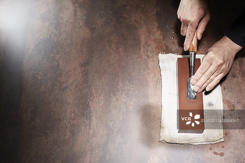 男人磨砺凿子图片素材