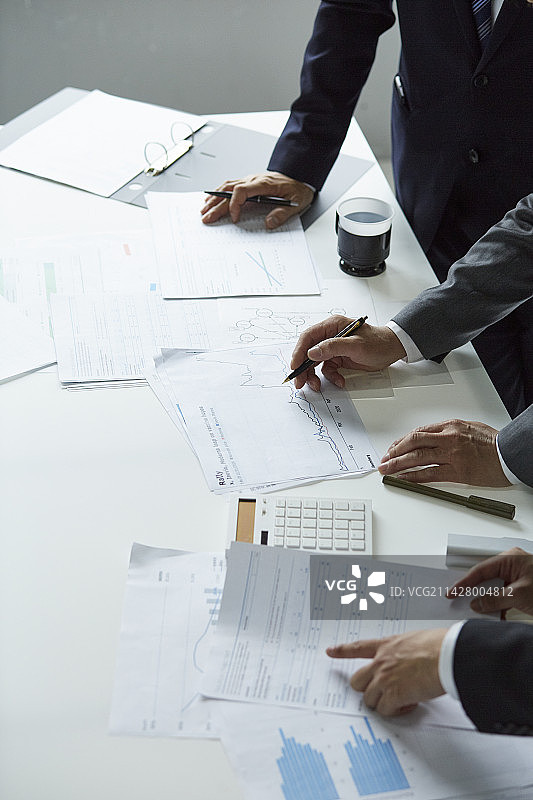 三位商人在工作图片素材