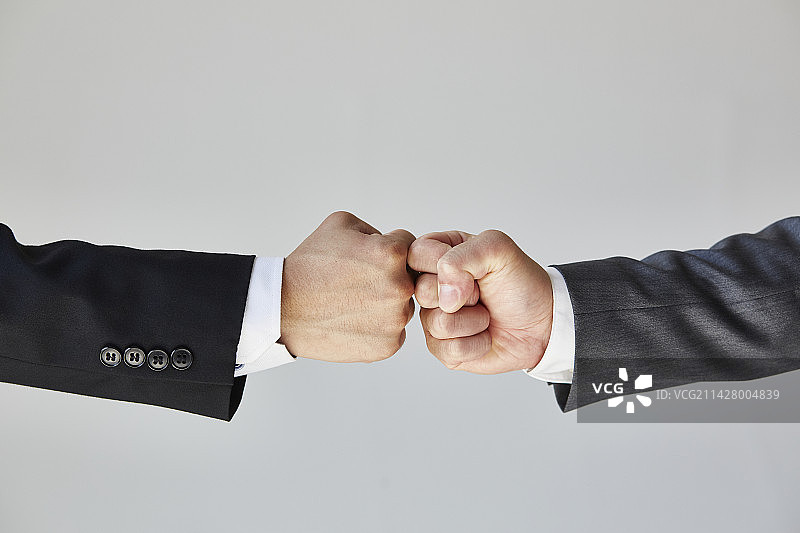 两位商人亲切交谈图片素材