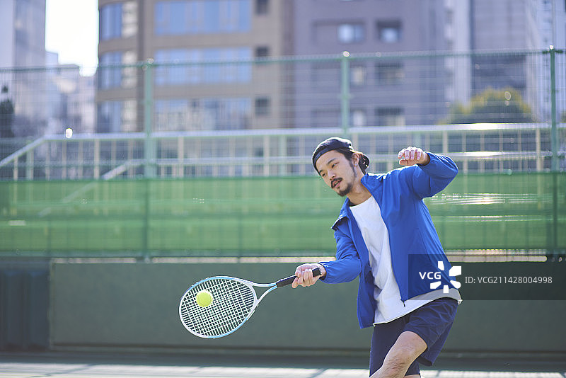 男人回击网球图片素材