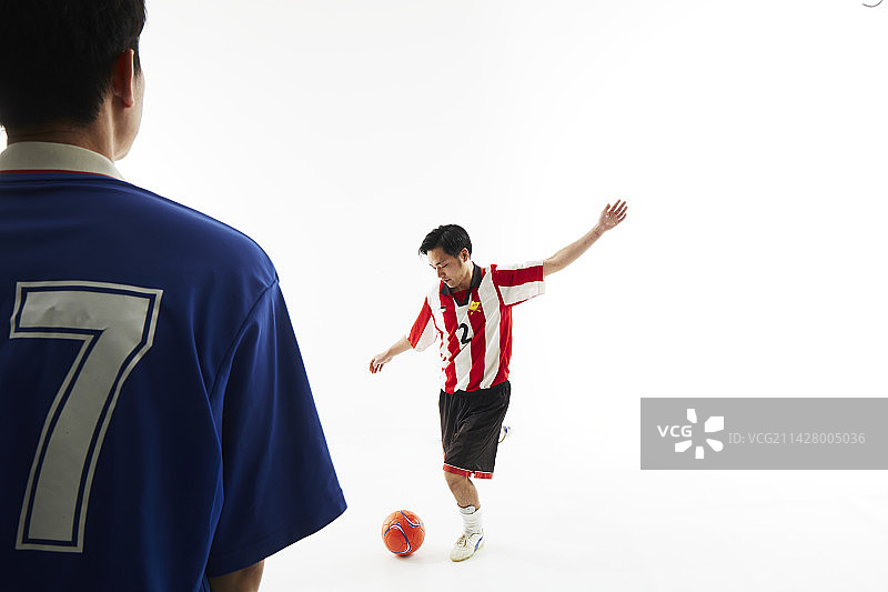 人物在点球大战中踢足球并防守球门图片素材