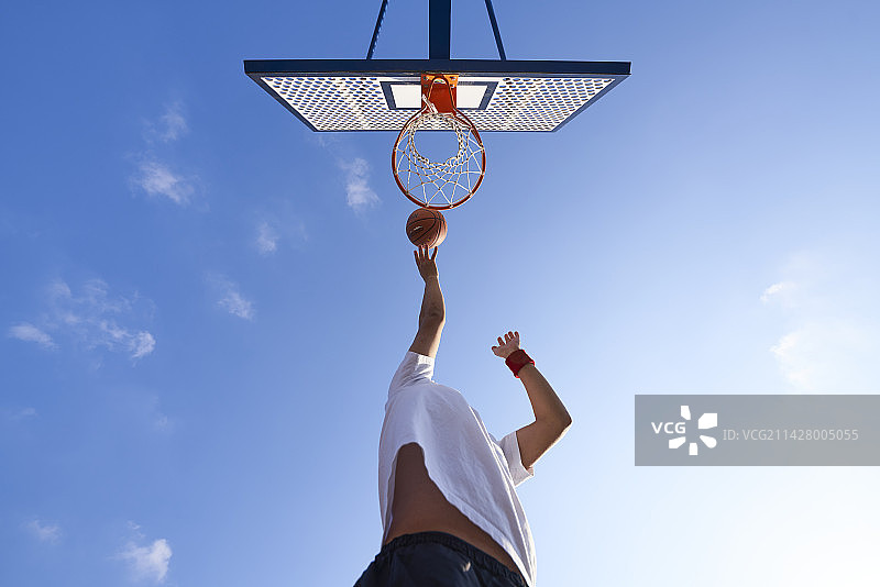以蓝色天空为背景的灌篮图片素材