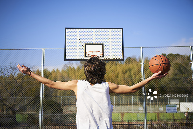 男人伸出手在球门前拿着球图片素材
