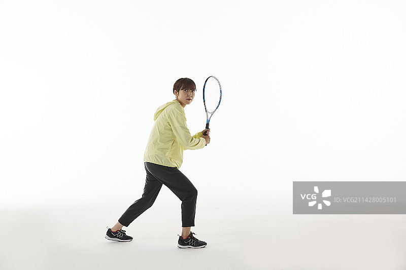 女人拿着球拍图片素材