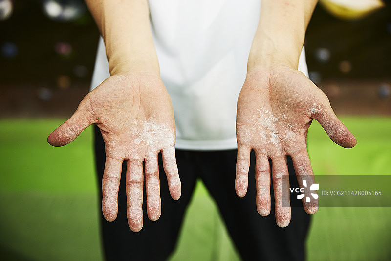 双手拿着粉笔图片素材