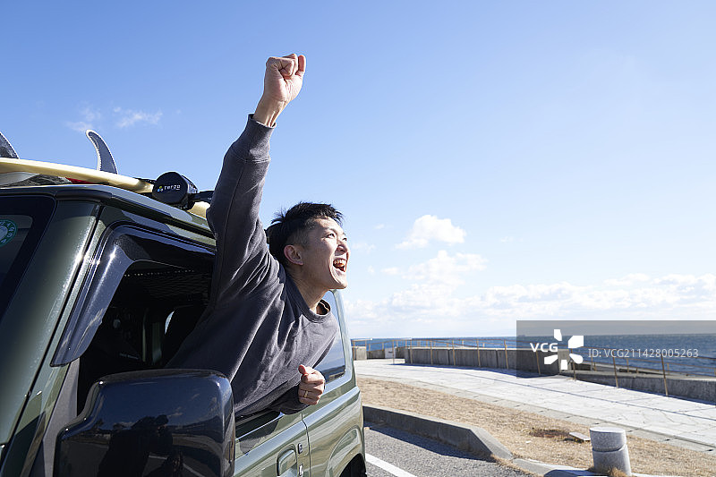 男子探身出汽车乘客车窗图片素材