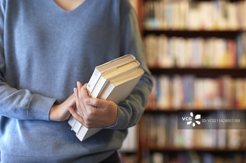 女子手持三本书图片素材