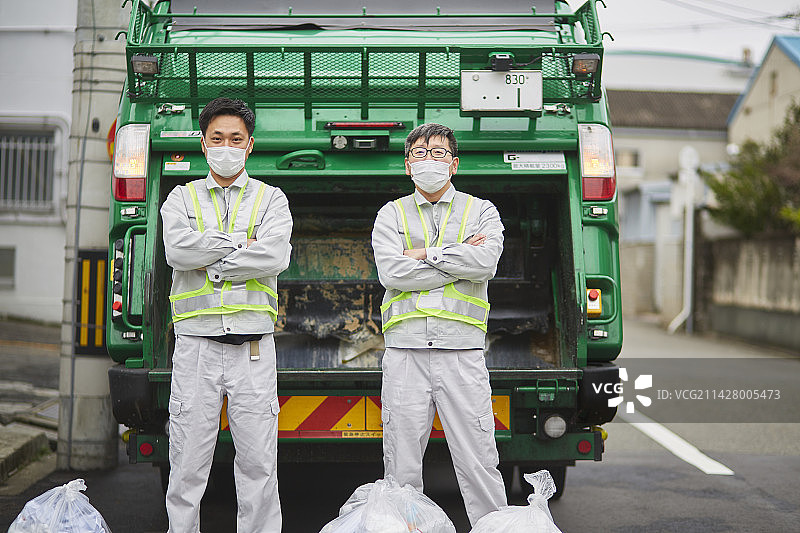 交叉双臂的男人和打包卡车图片素材