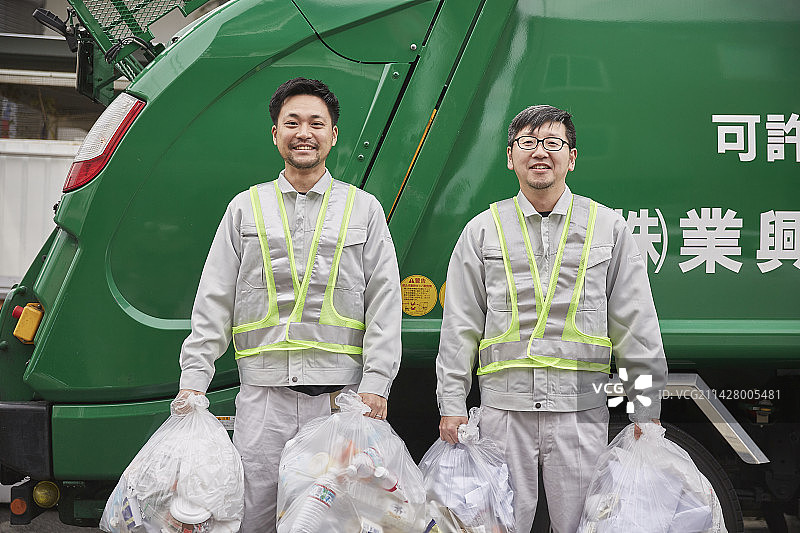 开着垃圾车的男工人图片素材