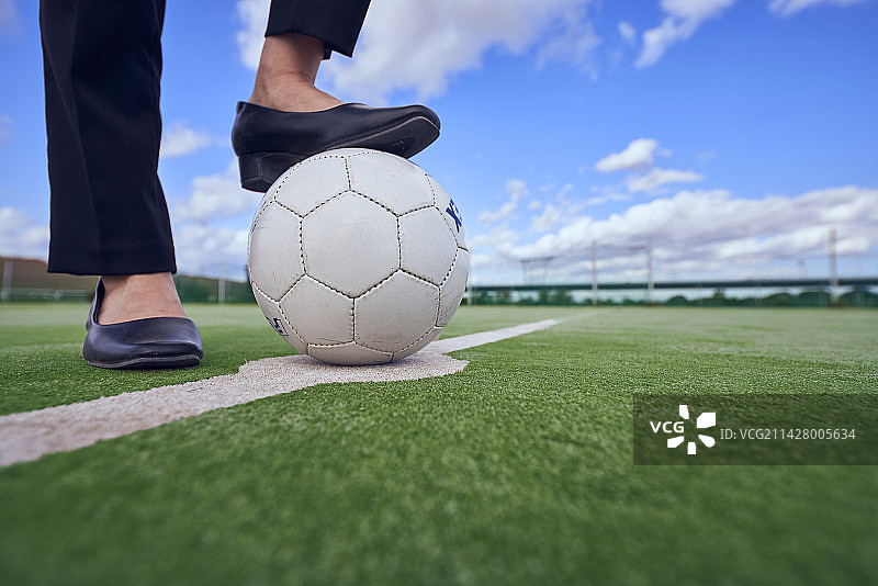 办公室职员用脚拿着足球图片素材