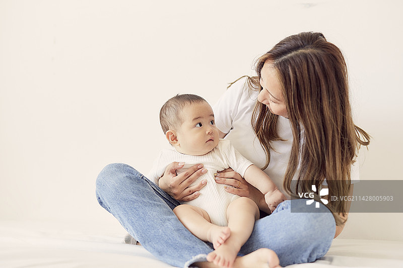 母亲抱着婴儿图片素材
