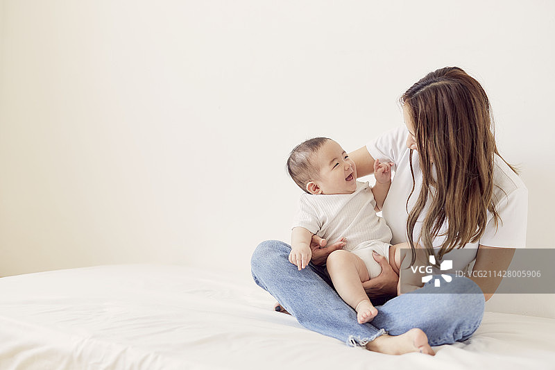 母亲抱着婴儿图片素材