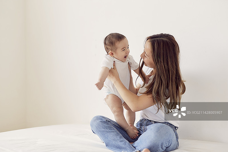 母亲抱着婴儿图片素材