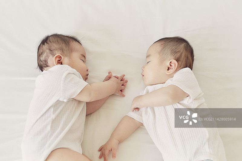 相向而眠的龙凤胎宝宝图片素材