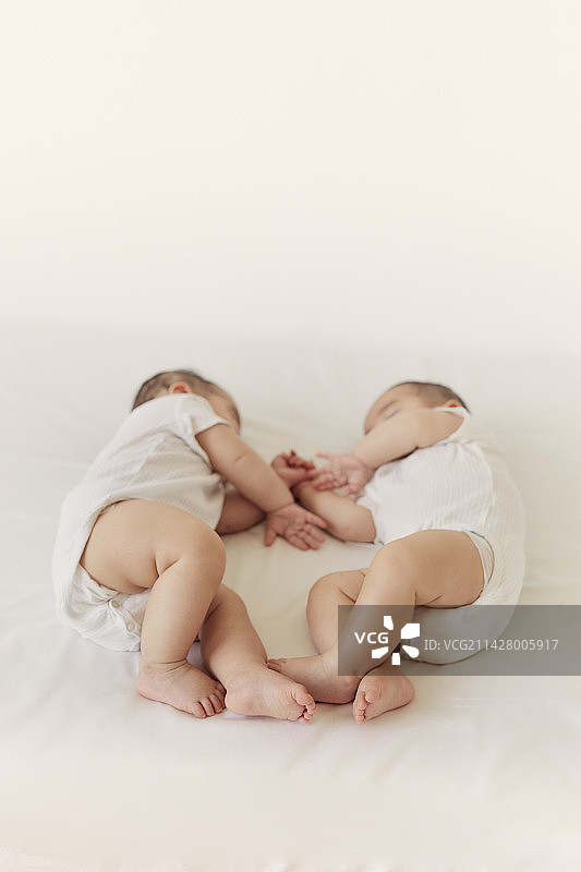 相向而眠的龙凤胎宝宝图片素材