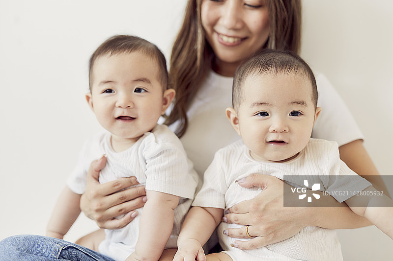 母亲抱着双胞胎婴儿图片素材