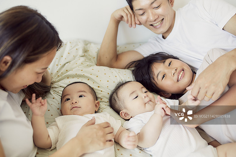 一家人躺在床上特写图片素材