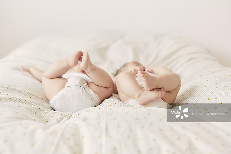 躺在日式床垫上的双胞胎婴儿图片素材