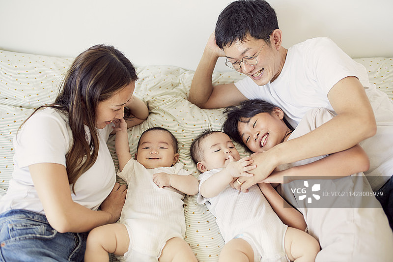 一家人躺在床上图片素材