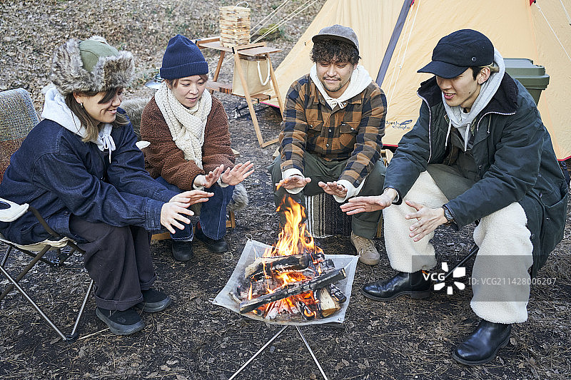 男人和女人围着篝火图片素材