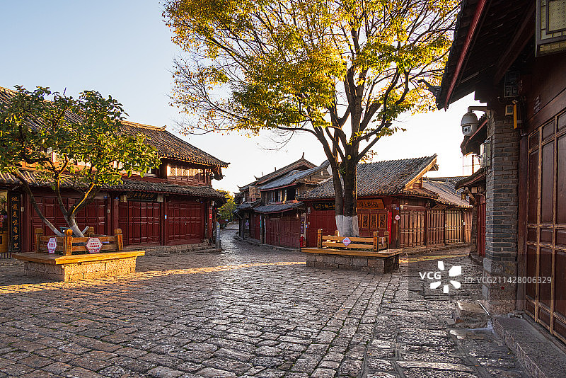 云南丽江古城四方街白昼晴天清晨无人图片素材