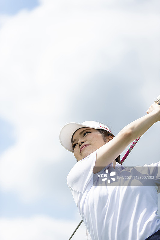 20多岁的女性打高尔夫球图片素材