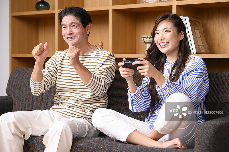 父女玩电子游戏图片素材