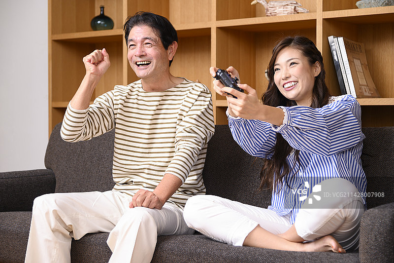 父女玩电子游戏图片素材