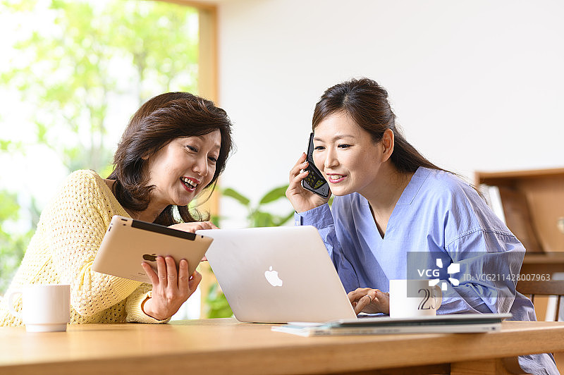 两个远程办公的中年妇女图片素材