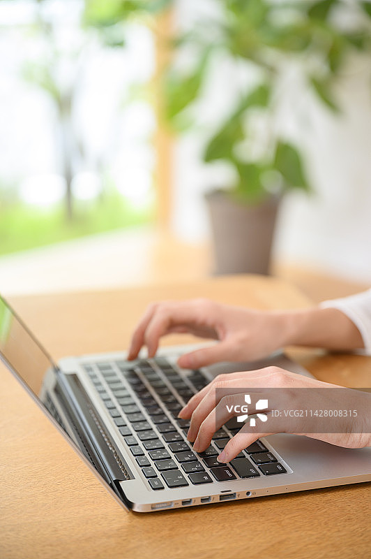 双手操作笔记本电脑图片素材