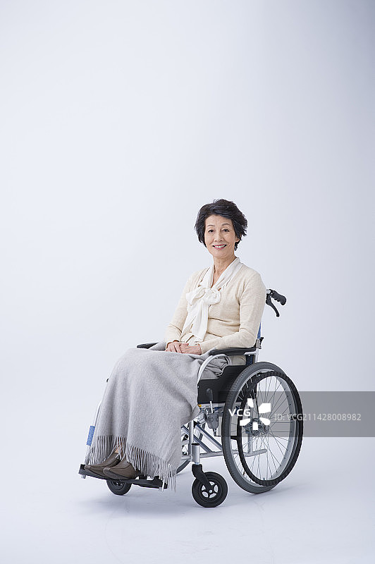 坐在轮椅上的年长女人图片素材