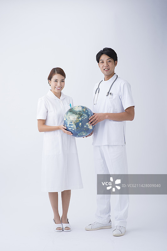 医生和护士与地球仪图片素材