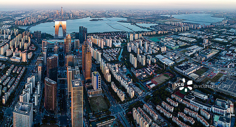 苏州工业园区傍晚航拍，金鸡湖，东方之门图片素材