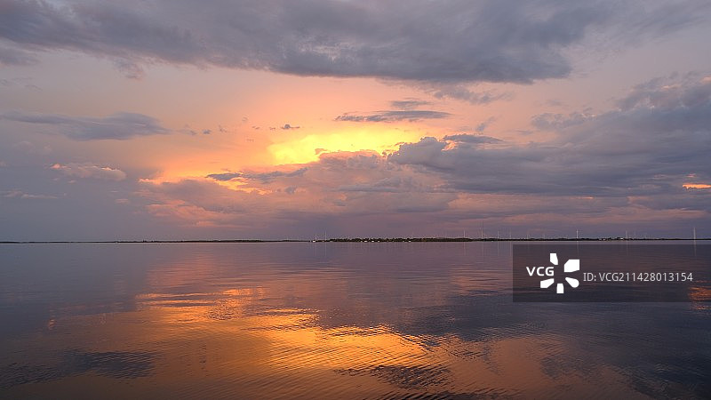 安大略湖火烧云图片素材