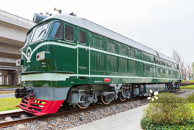 中国浙江杭州火车西站外的一辆绿皮火车图片素材