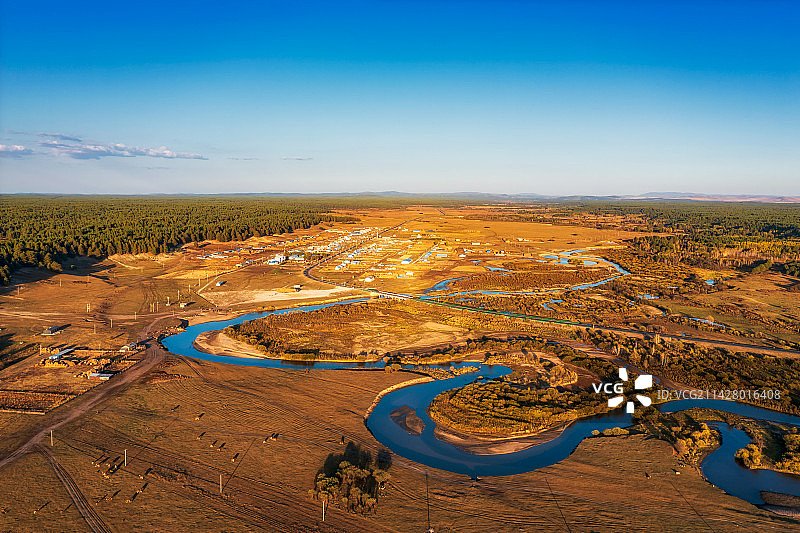 内蒙古自治区呼伦贝尔市鄂温克族自治旗辉河林场秋季辉河风光黄昏时分户外风光航拍视角图片素材