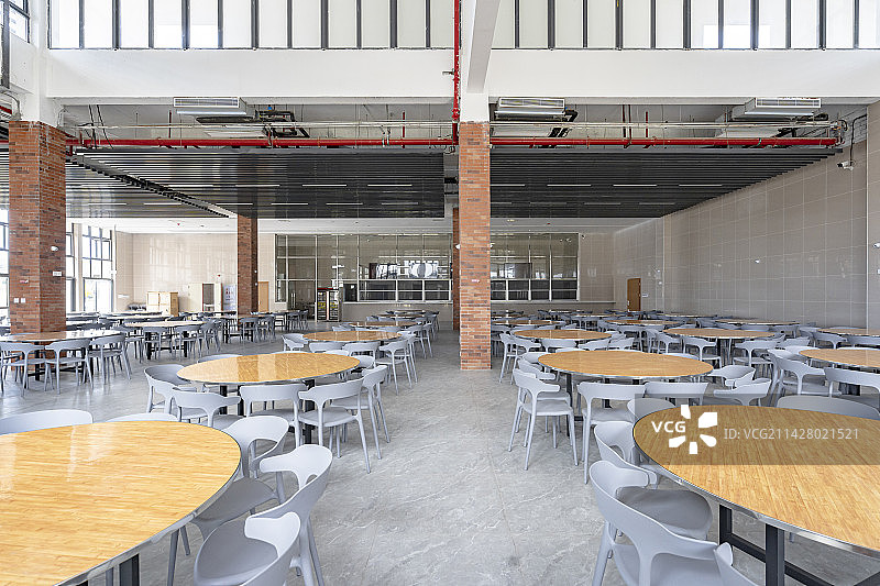 摆放许多圆桌的食堂内部图片素材