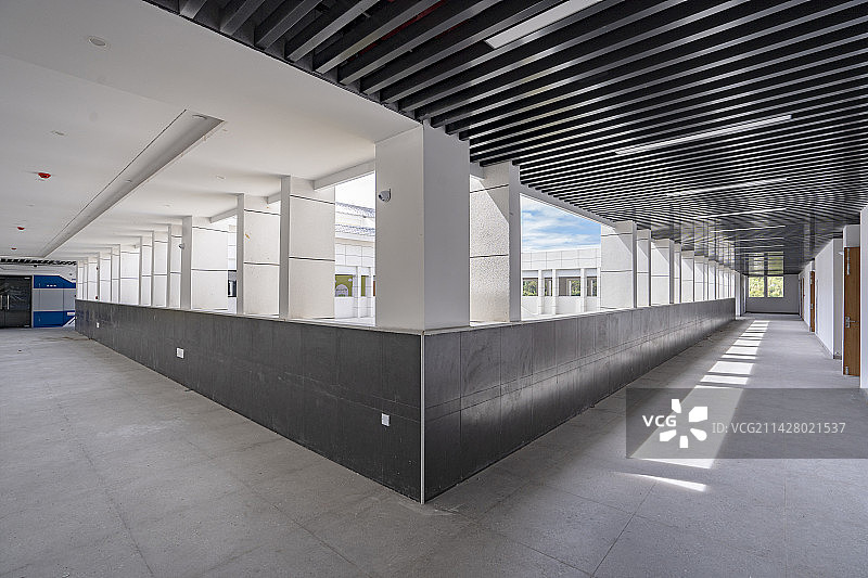 现代简约建筑内部走廊空间结构图片素材