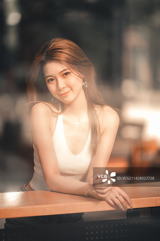 坐在咖啡馆里的年轻女子图片素材