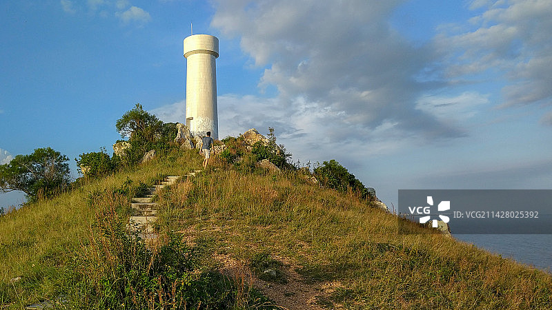 广东茂名中国第一滩海边瞭望塔图片素材
