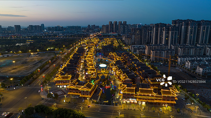 暮色中的眉山市东坡区水街图片素材