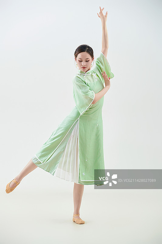 穿着中式旗袍翩翩舞蹈的亚洲少女舞者图片素材